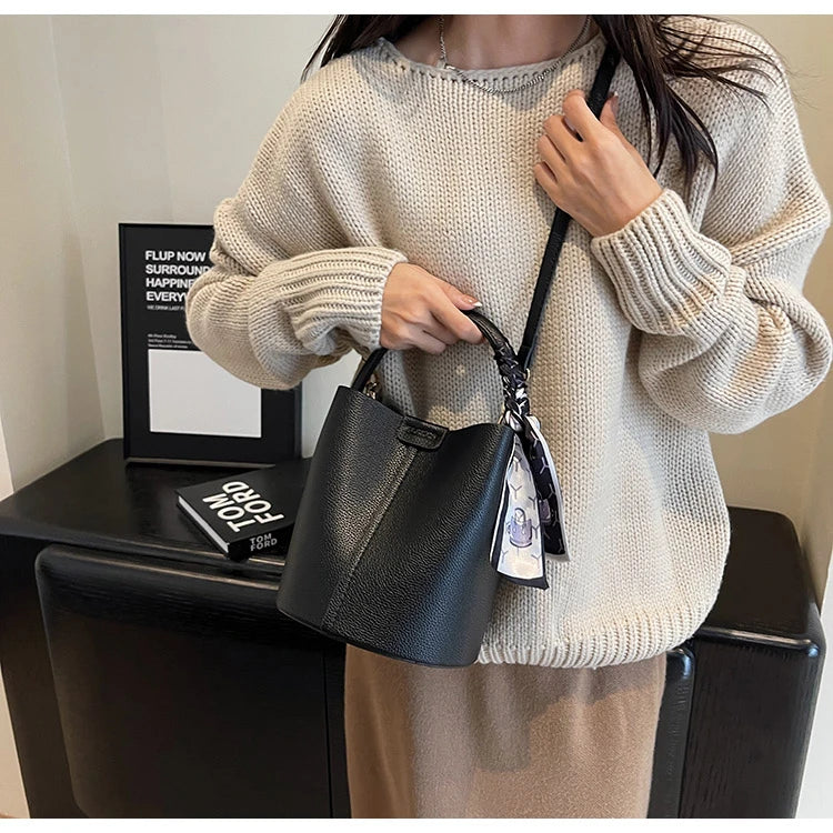 Borse a tracolla e a tracolla a secchiello in PU rosso Nero Senso del lusso Borsa a due usi da donna 2024 Moda versatile in vendita