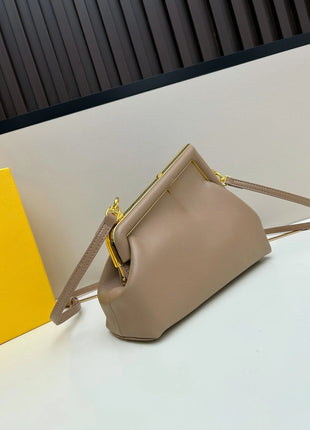 Borsa con Chiusura a Scatto in Morbida Pelle Color Tè al Latte, Borsa di Lusso Multiuso