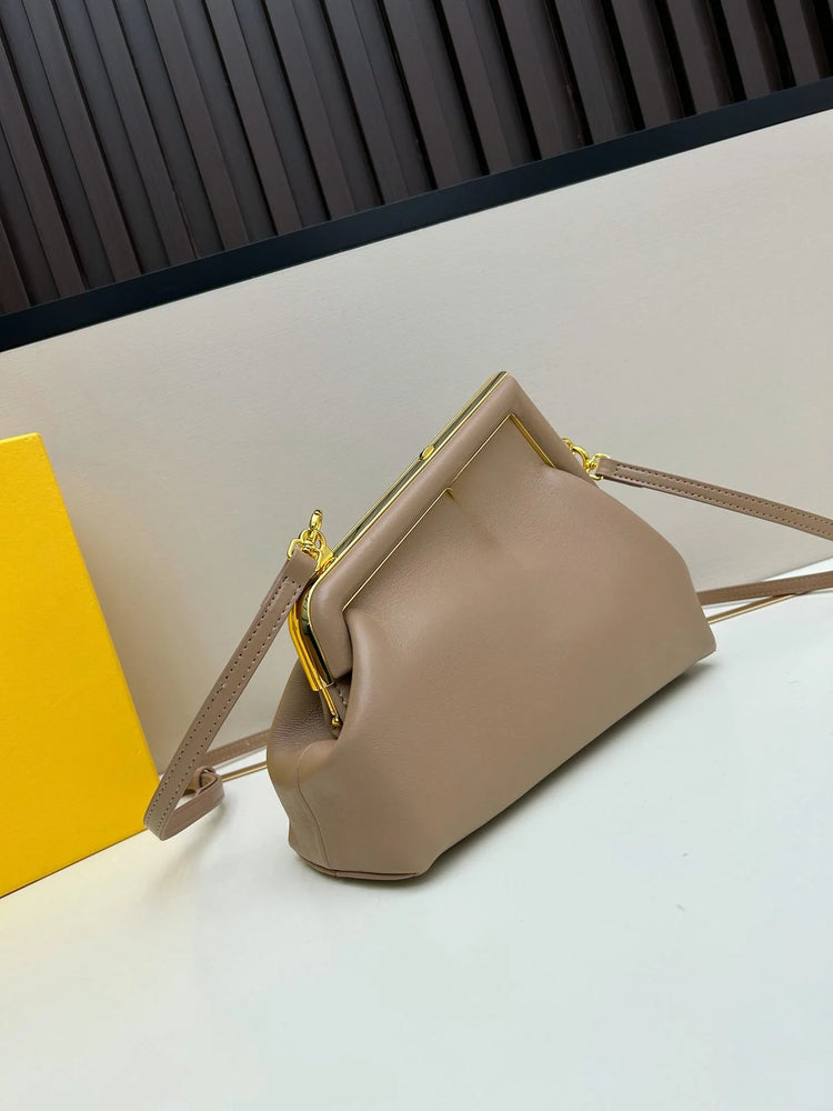 Borsa con Chiusura a Scatto in Morbida Pelle Color Tè al Latte, Borsa di Lusso Multiuso
