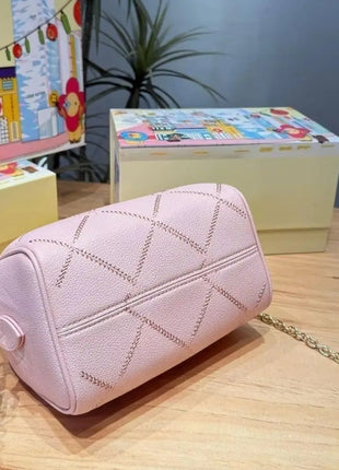 Mini borsa in pelle martellata rosa chiaro con cuciture trapuntate, chiusura con cerniera a lucchetto e tracolla rimovibile con catena dorata.