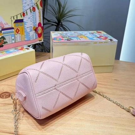 Mini borsa in pelle martellata rosa chiaro con cuciture trapuntate, chiusura con cerniera a lucchetto e tracolla rimovibile con catena dorata.