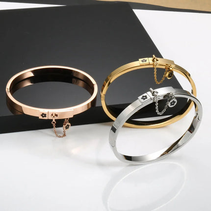 Set di gioielli di moda di lusso in acciaio inossidabile Set di gioielli da donna dorati Bracciale con ciondolo a forma di fiore Anelli per uomo Set di gioielli da donna regalo platinumshop