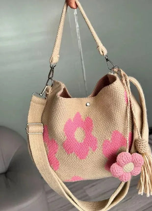 Borsa a tracolla da donna in stile boho, realizzata a mano con lavorazione all'uncinetto, decorata con fiori, cordoncino, occhielli metallici e nappe floreali, ideale per l'uso quotidiano, la spiaggia e le attività all'apert