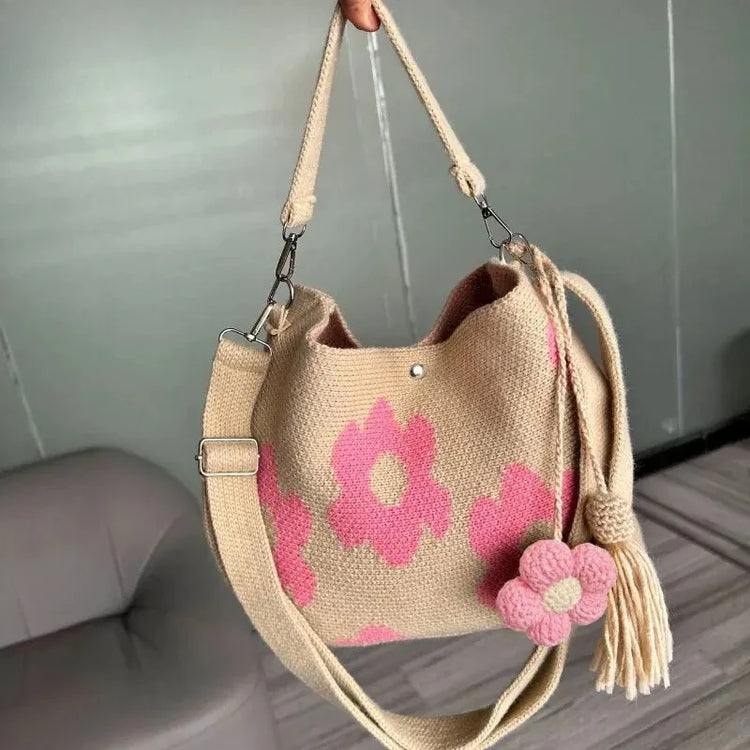 Borsa a tracolla da donna in stile boho, realizzata a mano con lavorazione all'uncinetto, decorata con fiori, cordoncino, occhielli metallici e nappe floreali, ideale per l'uso quotidiano, la spiaggia e le attività all'apert