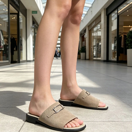 Sandali piatti beige a punta aperta con cinturino singolo da donna, comodi e morbidi, per interni ed esterni