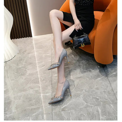 Nuovo 2025 Nail Head Tacchi alti Colore nudo Scarpe da lavoro professionali Donna Scarpe singole sexy Occasioni casual Materiale in micro fibra platinumshop