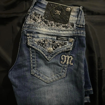 Jeans in Denim Lavato Azzurro Chiaro da Donna con Ricamo Ali d'Angelo sulla Tasca Posteriore, Dettagli Distressed, Gamba Larga, Pantaloni Casual alla Moda