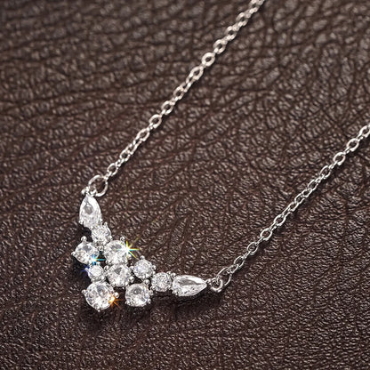 Huitan Collana con ciondolo da donna intarsiato brillante CZ Accessori estetici per fidanzamento Matrimonio Festa di moda Regalo di gioielli affascinanti