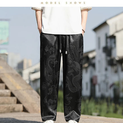 Pantaloni a gamba larga moda vintage da uomo in tessuto di seta di ghiaccio pantaloni estivi casual larghi pantaloni traspiranti con motivo drago sutil da uomo 5XL
