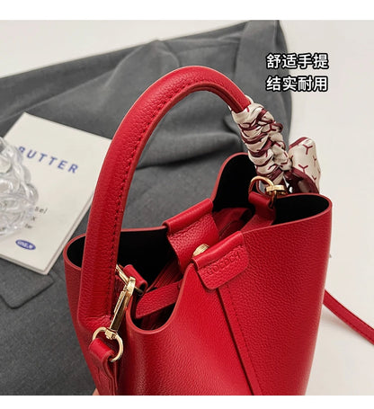Borse a tracolla e a tracolla a secchiello in PU rosso Nero Senso del lusso Borsa a due usi da donna 2024 Moda versatile in vendita