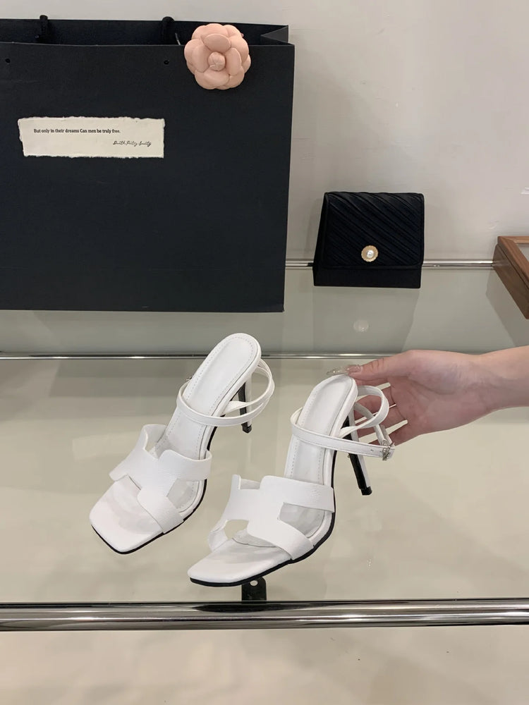 Alionly 2026 Nuova Moda Estiva Sandali Open Toe Donne Fibbia In Metallo Banda Stretta Sottile Tacco Basso Gladiatore Scarpe Da Festa