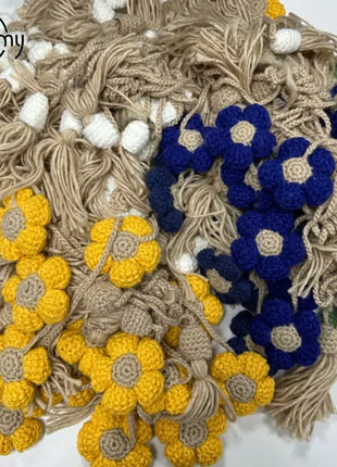 Borsa a tracolla da donna in stile boho, realizzata a mano con lavorazione all'uncinetto, decorata con fiori, cordoncino, occhielli metallici e nappe floreali, ideale per l'uso quotidiano, la spiaggia e le attività all'apert