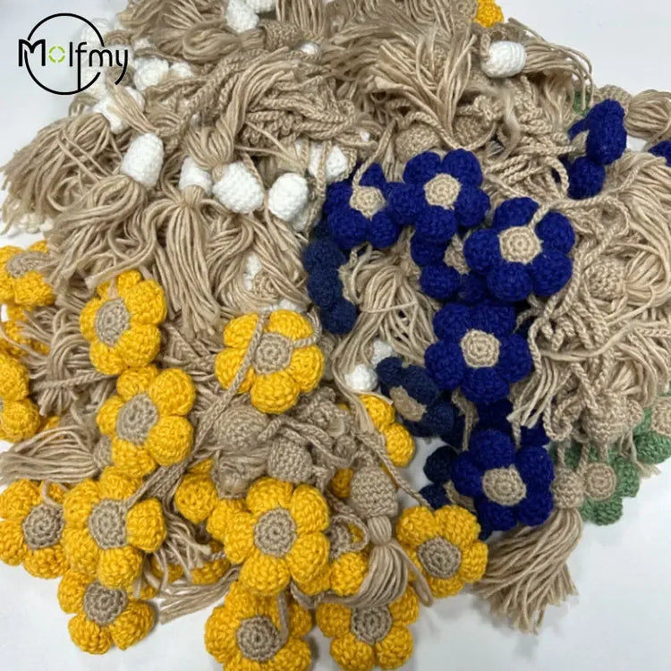 Borsa a tracolla da donna in stile boho, realizzata a mano con lavorazione all'uncinetto, decorata con fiori, cordoncino, occhielli metallici e nappe floreali, ideale per l'uso quotidiano, la spiaggia e le attività all'apert