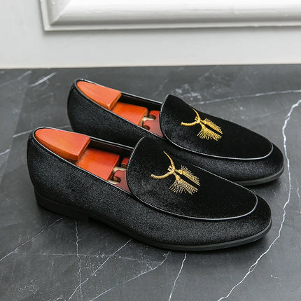 Scarpe da guida ricamate in velluto da uomo alla moda Comodo abito da sposa da lavoro Mocassini verdi blu Sapatos Tenis Masculino
