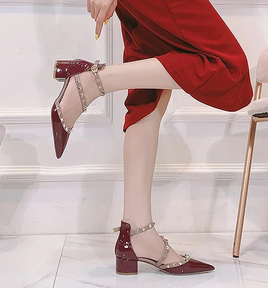 Scarpe da donna di marca famose Borchie dorate Copri tacchi Sandali da 4 cm Cinturino incrociato Décolleté in pelle a specchio Punta a punta Tacchi a spillo moda 33-42 platinumshop