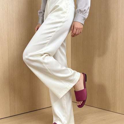 Sandali piatti viola con cinturino singolo e punta aperta, da donna, casual, comodi e leggeri, perfetti per le giornate estive.