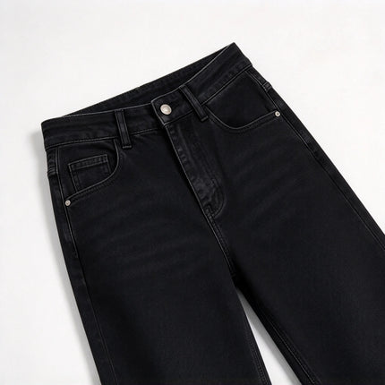 Minimalist black high-waisted straight-leg women’s jeans, in a relaxed-fit black denim with an elegant, casual style, perfect for a casual office look and versatile everyday wear FX-1338-1