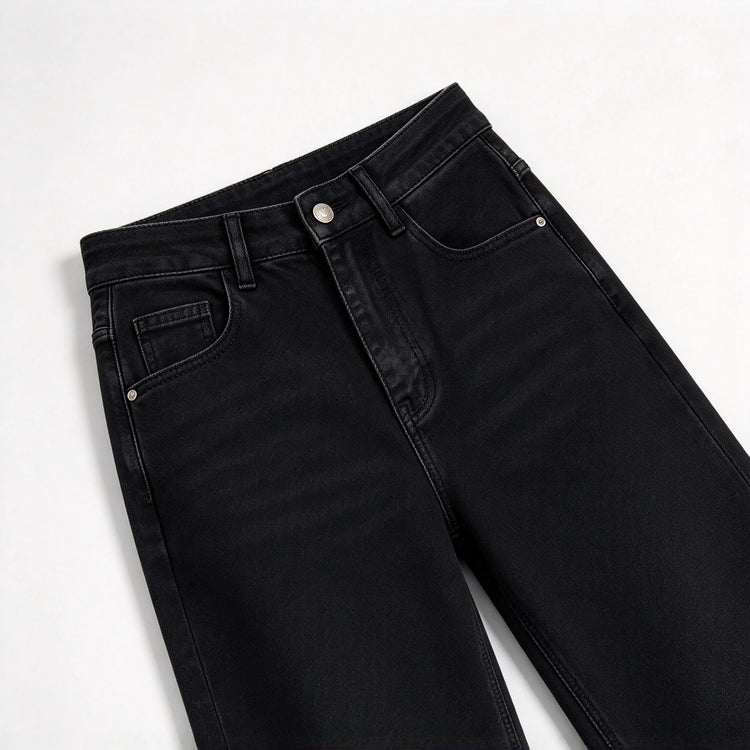 Minimalist black high-waisted straight-leg women’s jeans, in a relaxed-fit black denim with an elegant, casual style, perfect for a casual office look and versatile everyday wear FX-1338-1