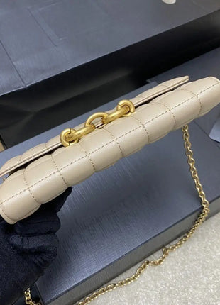 Portafoglio quadrato in pelle trapuntata beige con catena, design a patta con fibbia a catena metallica incrociata, tracolla rimovibile con catena in metallo, borsa a tracolla rettangolare da donna.