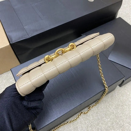 Portafoglio quadrato in pelle trapuntata beige con catena, design a patta con fibbia a catena metallica incrociata, tracolla rimovibile con catena in metallo, borsa a tracolla rettangolare da donna.