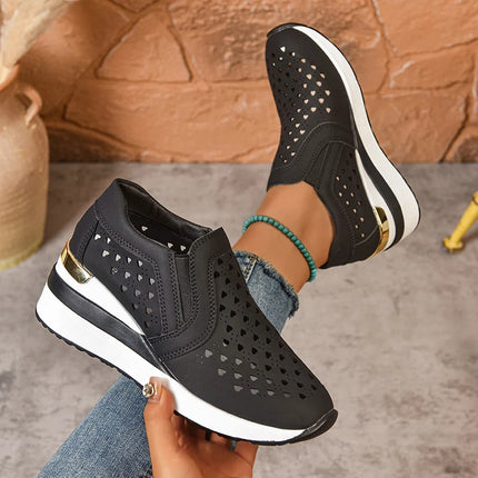 2025 Nuove scarpe da ginnastica con zeppa scavate da donna Plus Size Mocassini con suola spessa in pelle Pu Donna Slip On Scarpe casual traspiranti Donna