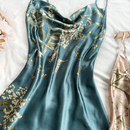 Set di camicie da notte da donna eleganti con stampa ciliegia e abiti con cinturino. Indumenti da notte comodi in 2 pezzi