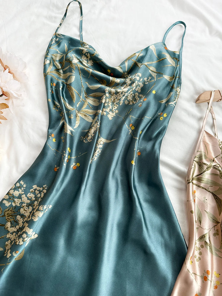 Set di camicie da notte da donna eleganti con stampa ciliegia e abiti con cinturino. Indumenti da notte comodi in 2 pezzi