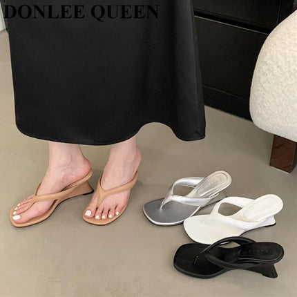 Marque de mode Compensée Pantoufle Présentations fabricants de jeux Clip d'orteil Tongs Sandales à lanières étroites Chaussures décontractées Pantoufle femme Sandalia Mujer