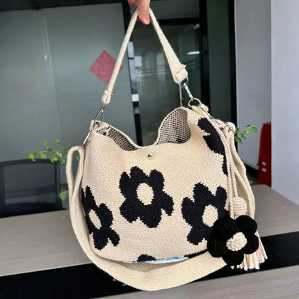 Borsa a tracolla da donna in stile boho, realizzata a mano con lavorazione all'uncinetto, decorata con fiori, cordoncino, occhielli metallici e nappe floreali, ideale per l'uso quotidiano, la spiaggia e le attività all'apert