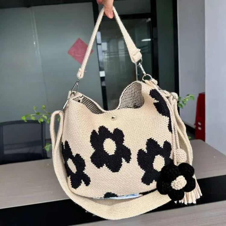 Borsa a tracolla da donna in stile boho, realizzata a mano con lavorazione all'uncinetto, decorata con fiori, cordoncino, occhielli metallici e nappe floreali, ideale per l'uso quotidiano, la spiaggia e le attività all'apert
