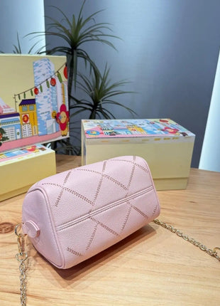 Mini borsa in pelle martellata rosa chiaro con cuciture trapuntate, chiusura con cerniera a lucchetto e tracolla rimovibile con catena dorata.