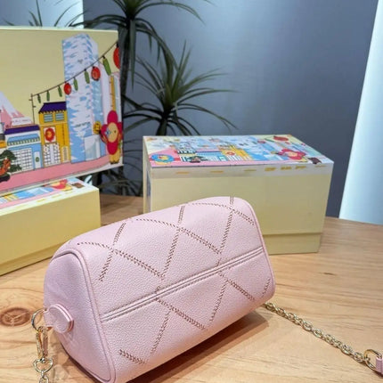 Mini borsa in pelle martellata rosa chiaro con cuciture trapuntate, chiusura con cerniera a lucchetto e tracolla rimovibile con catena dorata.