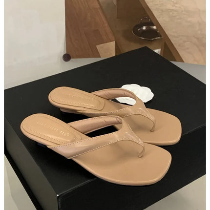 Marque de mode Compensée Pantoufle Présentations fabricants de jeux Clip d'orteil Tongs Sandales à lanières étroites Chaussures décontractées Pantoufle femme Sandalia Mujer