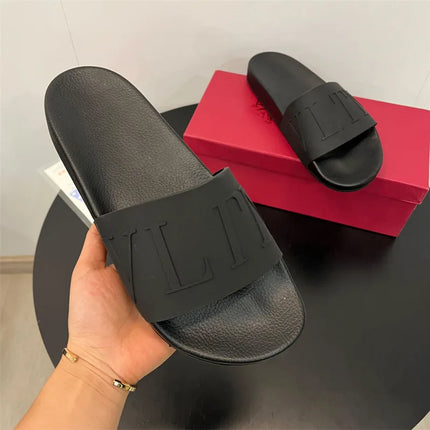 Nuovi sandali unisex con borchie in metallo, infradito piatte, ciabatte casual da spiaggia antiscivolo per uomo e donna