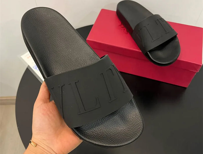 Nuovi sandali unisex con borchie in metallo, infradito piatte, ciabatte casual da spiaggia antiscivolo per uomo e donna