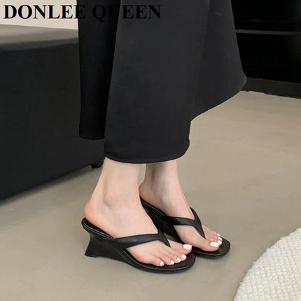 Marque de mode Compensée Pantoufle Présentations fabricants de jeux Clip d'orteil Tongs Sandales à lanières étroites Chaussures décontractées Pantoufle femme Sandalia Mujer