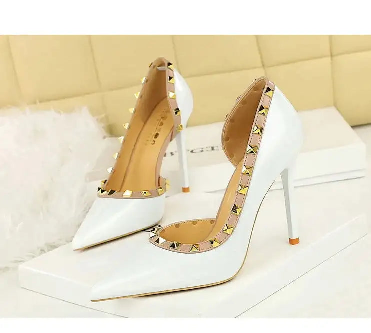 2025 Nuovo Sexy Nero Sottile Tacchi Alti 10.5 Centimetri Scarpe da Donna Testa A Punta Rivetto Pompe da Donna in Pelle Verniciata Stiletto Scarpe da Discoteca platinumshop
