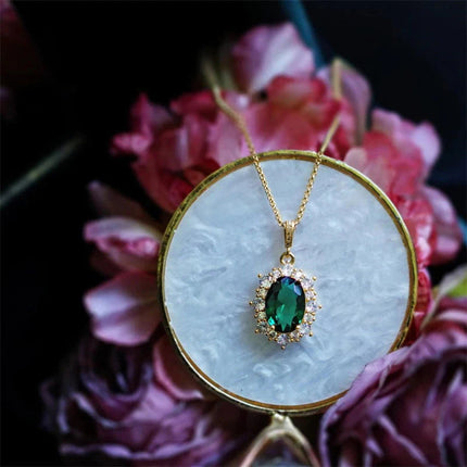 Huitan Nobile Collana con ciondolo luminoso per donna Accessori per il collo con zirconi verdi lucidi Gioielli da sposa di fidanzamento estetico PlatiNum