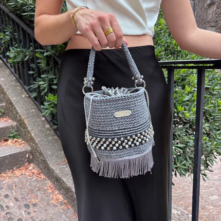 Borsa a Secchiello di Lusso in Crochet, Design Esclusivo con Strass e Frange, Manico Rigido e Chiusura Arricciata, Finiture Brillanti ed Eleganti, Ideale per Eventi e Look di Alta Classe
