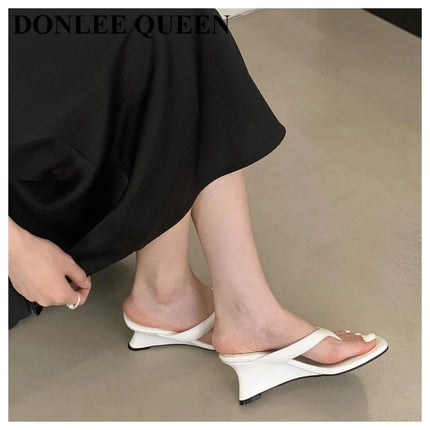 Marque de mode Compensée Pantoufle Présentations fabricants de jeux Clip d'orteil Tongs Sandales à lanières étroites Chaussures décontractées Pantoufle femme Sandalia Mujer