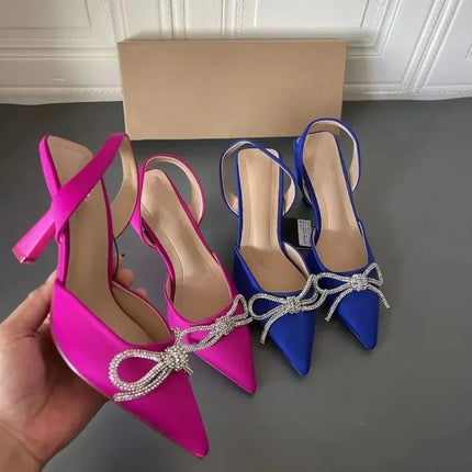 2025 Tacones altos azules con tira al tobillo para mujer, zapatos de vestir de fiesta con lazo de cristal, sandalias de aguja sexys con punta puntiaguda para verano