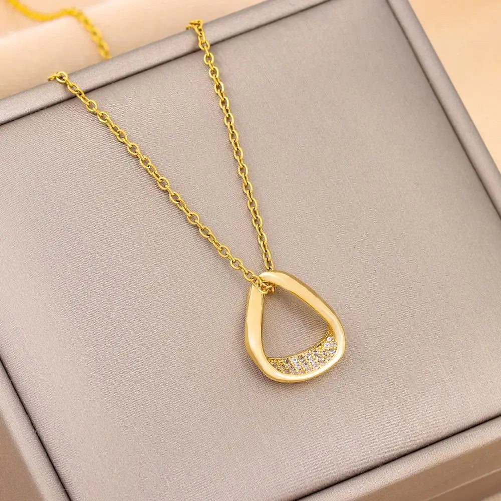 Nuova collana con ciondolo in cristallo di zircone alla moda per le donne Commercio all'ingrosso di gioielli con catena clavicola in acciaio inossidabile color oro dolce femminile