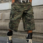 Pantaloncini di jeans estivi da uomo. Pantaloni cargo mimetici. Design multitasche. Tendenza della moda di strada. Tempo libero quotidiano