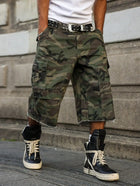 Pantaloncini di jeans estivi da uomo. Pantaloni cargo mimetici. Design multitasche. Tendenza della moda di strada. Tempo libero quotidiano