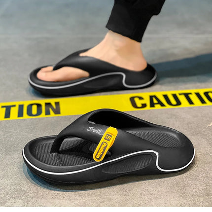 A pair of men's summer flip-flops for couples, new non-slip, wear-resistant, breathable men's slippers for outdoor wear, comfortable simple men's thick-soled shoes
