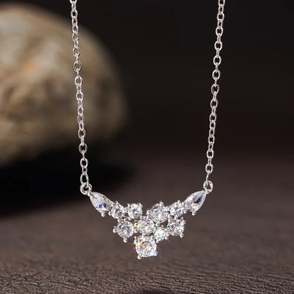 Huitan Collana con ciondolo da donna intarsiato brillante CZ Accessori estetici per fidanzamento Matrimonio Festa di moda Regalo di gioielli affascinanti