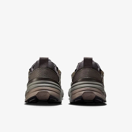 Nike V2K Run, scarpe da corsa casual e versatili, traspiranti, a profilo basso, per il commuting urbano, per uomo, argento-marrone HQ1678-200