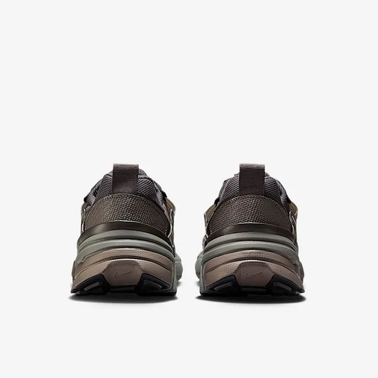 Nike V2K Run, scarpe da corsa casual e versatili, traspiranti, a profilo basso, per il commuting urbano, per uomo, argento-marrone HQ1678-200