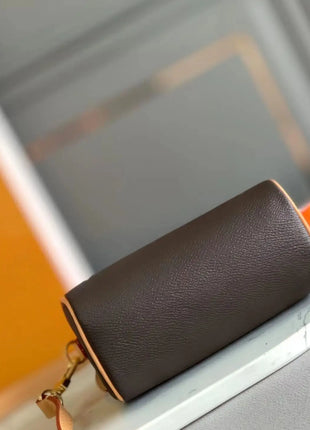 Mini borsa Boston con finiture in pelle, manico superiore e tracolla regolabile con chiusura a zip.