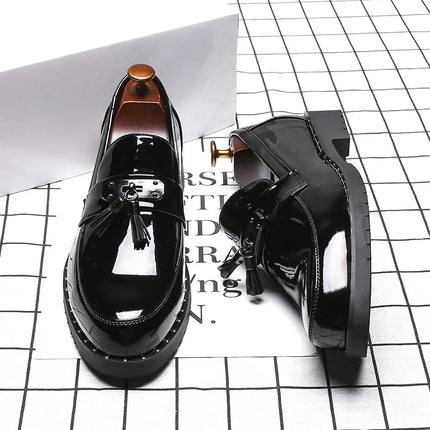 Mocassini di marca di lusso italiani Scarpe da uomo Nappa Scarpe firmate da uomo Scarpe in pelle laccata stile britannico Scarpe da sposa con fondo spesso
